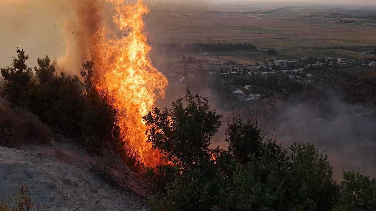 دفعت السكان للنزوح.. حرائق هائلة بريف حماة السورية (فيديو)