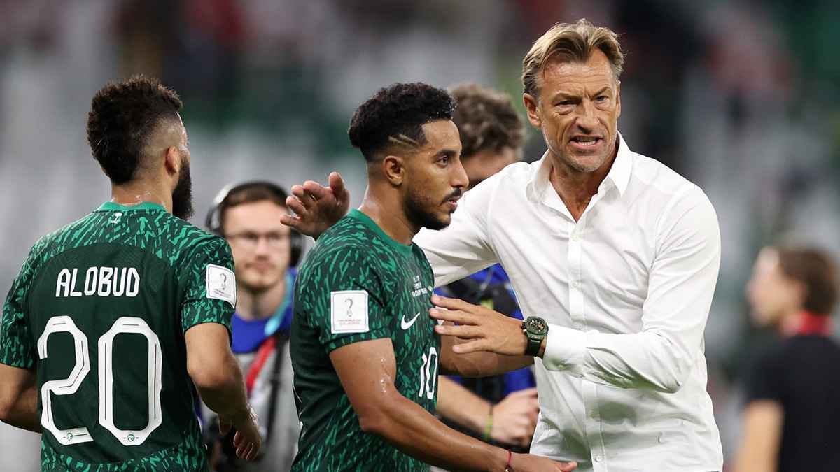 لماذا يرتدي رينارد مدرب السعودية "القميص الأبيض" فقط؟