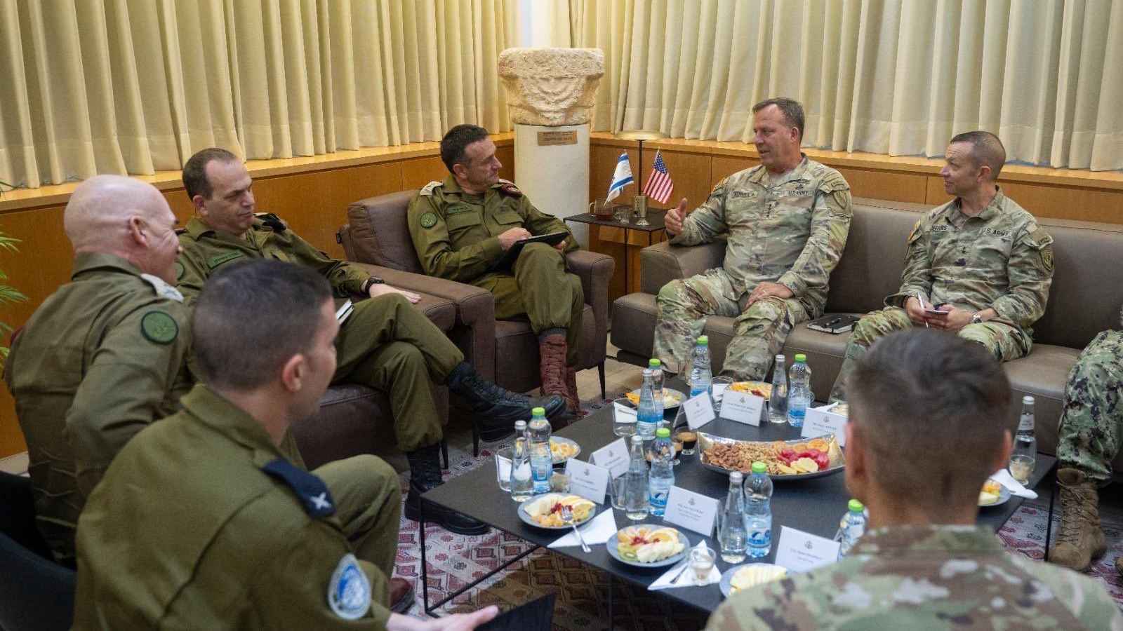 "الثانية له خلال شهر".. قائد "سنتكوم" يزور إسرائيل