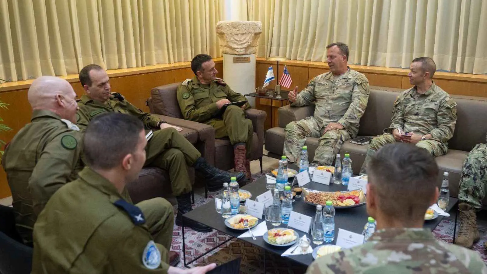 "الثانية له خلال شهر".. قائد "سنتكوم" يزور إسرائيل