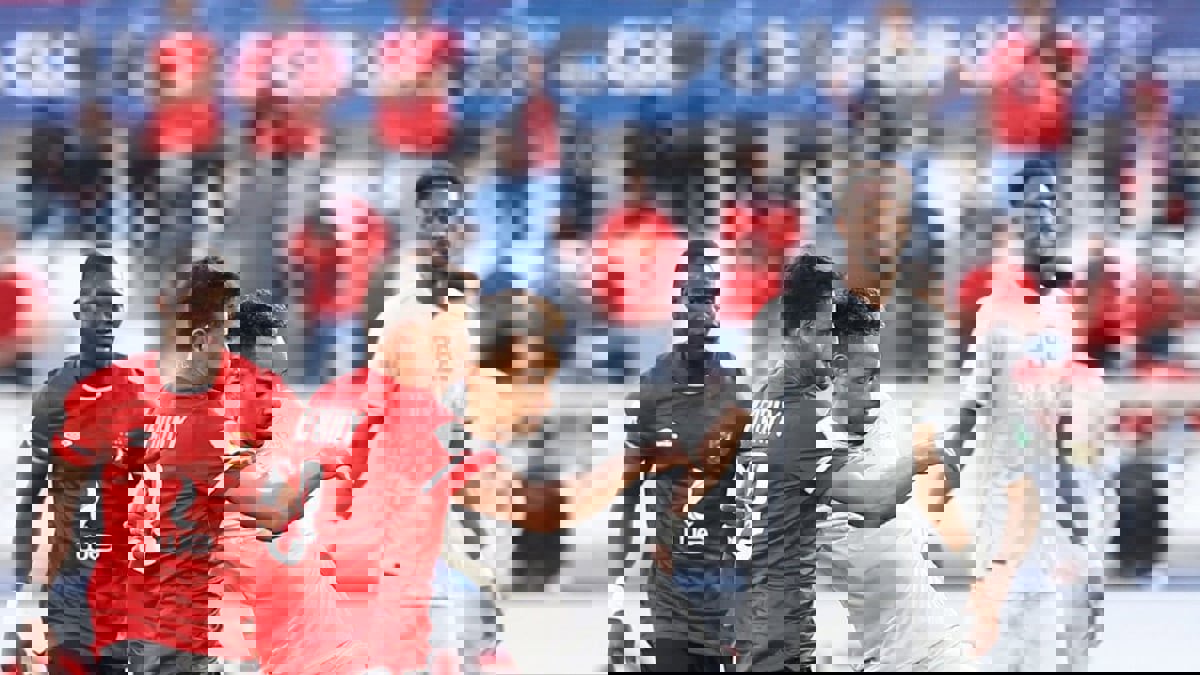 الهلال يعاقب كنو وبيريرا بسبب مباراة الأهلي