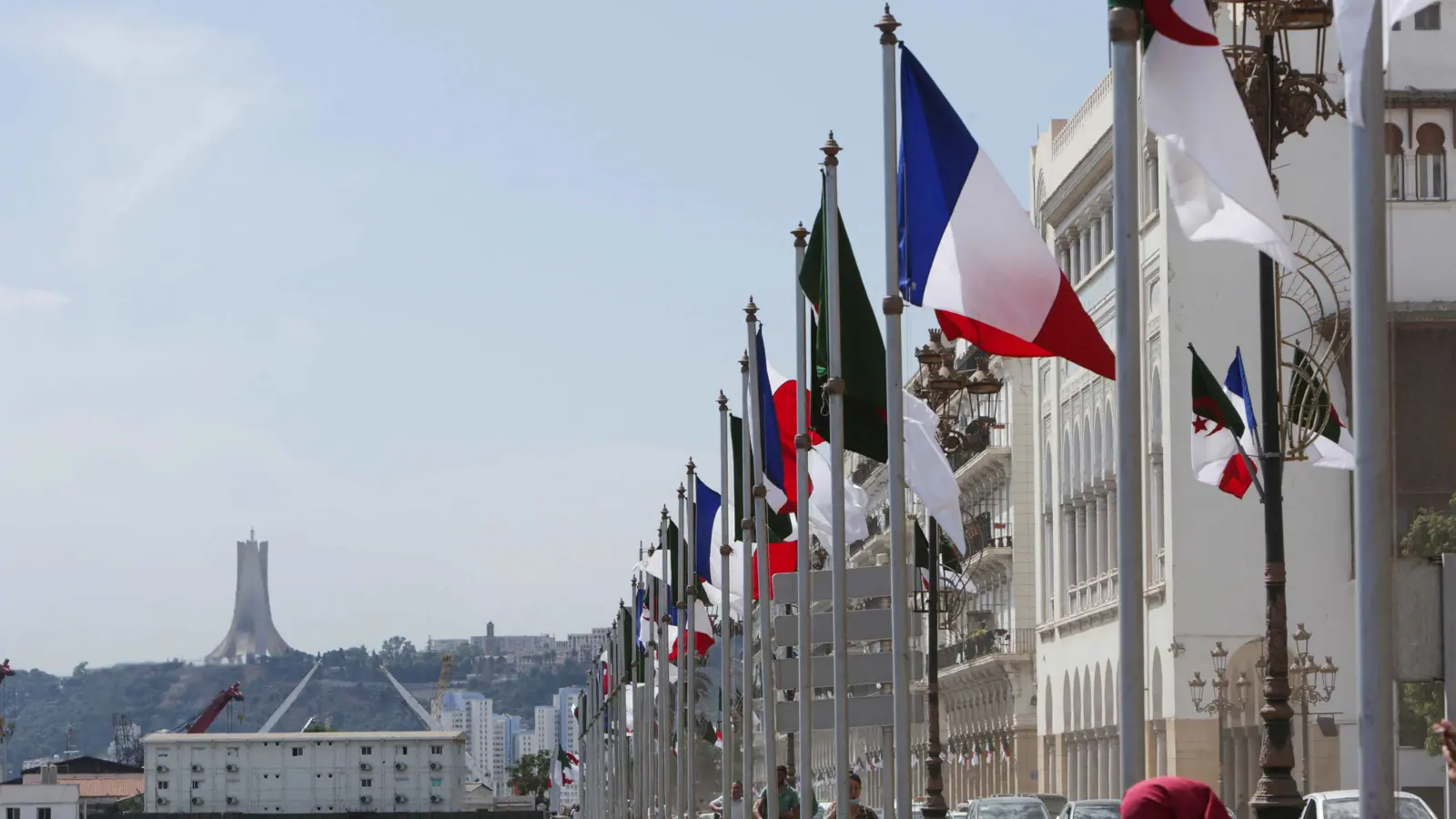 خبراء فرنسيون: التوتر مع الجزائر هو الأكثر خطورة وعلى ماكرون التحرك