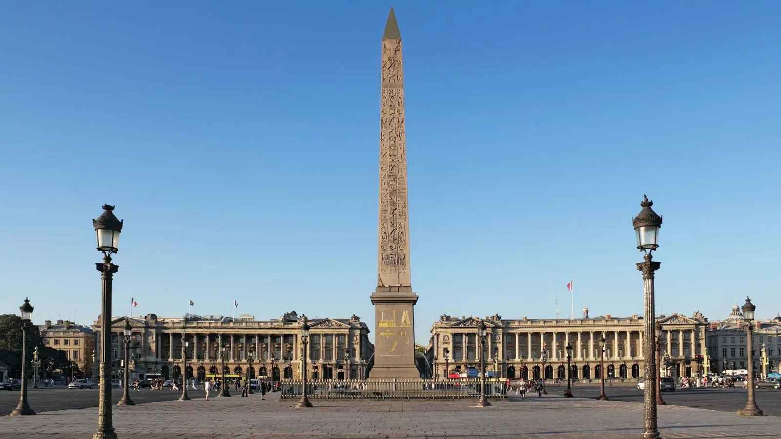 "تروي حكاية الآلهة".. 7 رسائل خفية على مسلّة فرعونية بباريس (صور)