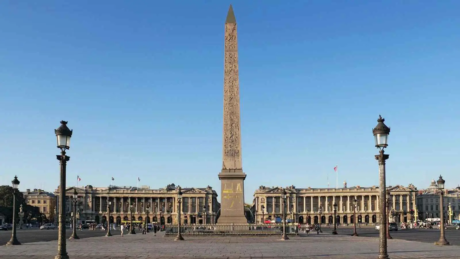 "تروي حكاية الآلهة".. 7 رسائل خفية على مسلّة فرعونية بباريس (صور)