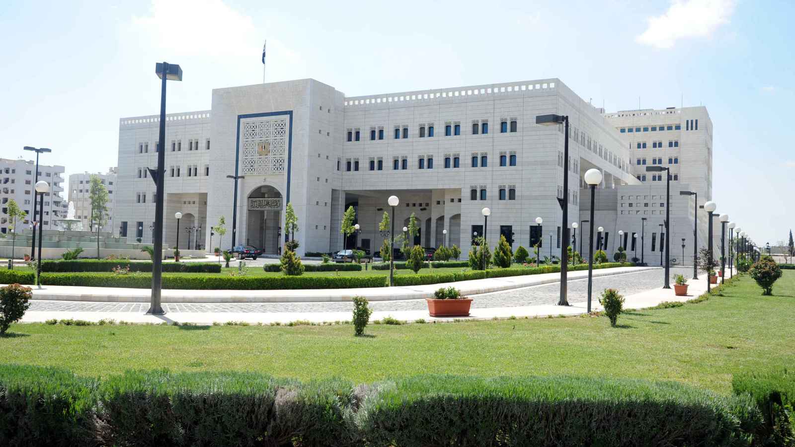 فصل الموظفين السوريين.. إعادة هيكلة أم "تعسّف"؟