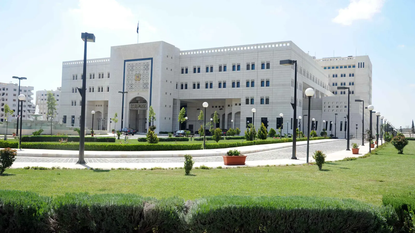 فصل الموظفين السوريين.. إعادة هيكلة أم "تعسّف"؟