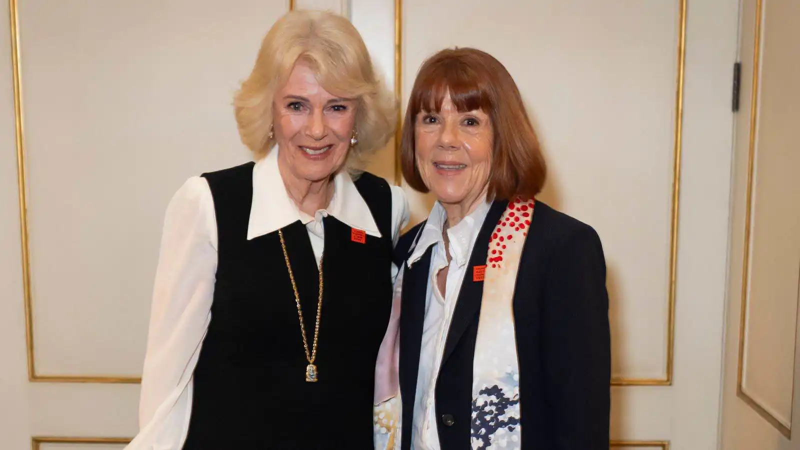 لقاء مؤثر بين الملكة كاميلا والناجية الفرنسية جيزيل بيليكوت (صور)