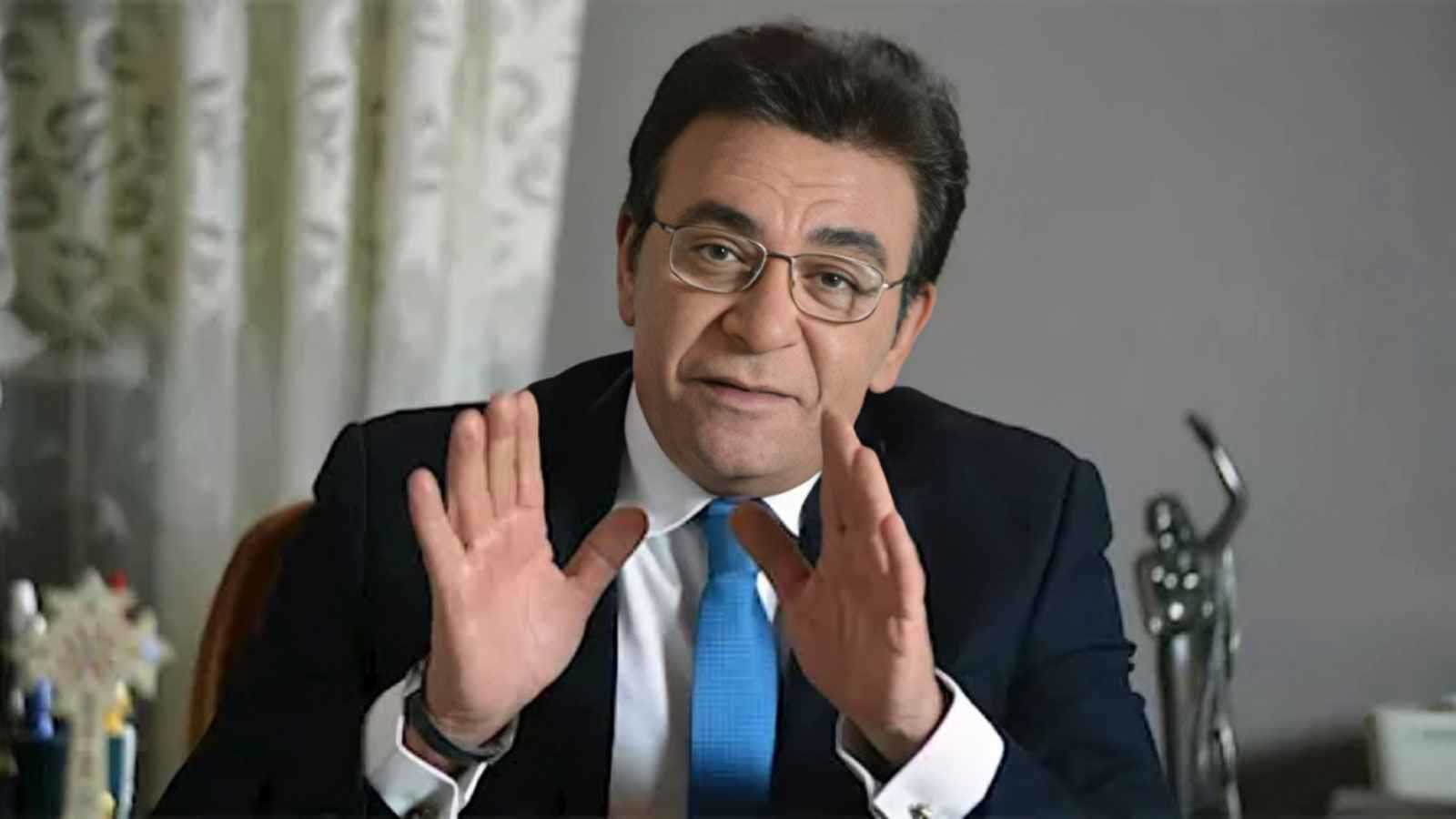 بعد صدور حكم بسجنه.. وفاة الإعلامي المصري عاطف كامل بأزمة قلبية