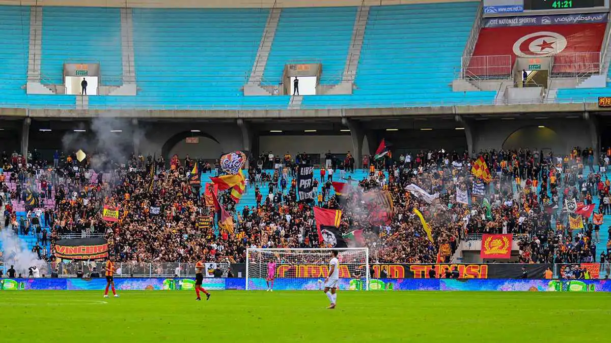 مشهد غريب يفجر غضب الجماهير قبل مباراة الترجي التونسي والملعب المالي (فيديو)