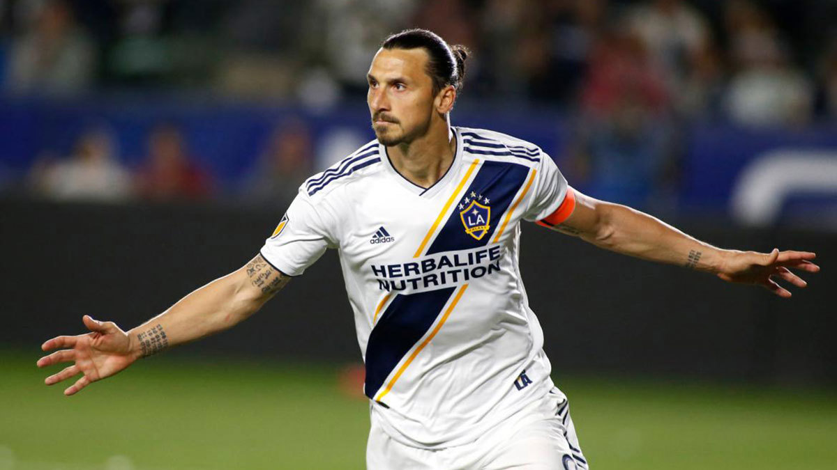 أبرز تغريدات تويتر الرياضية: إبراهيموفيتش يراوغ رائد فضاء.. ومحمد صلاح يدعم الشعب اللبناني (صور)