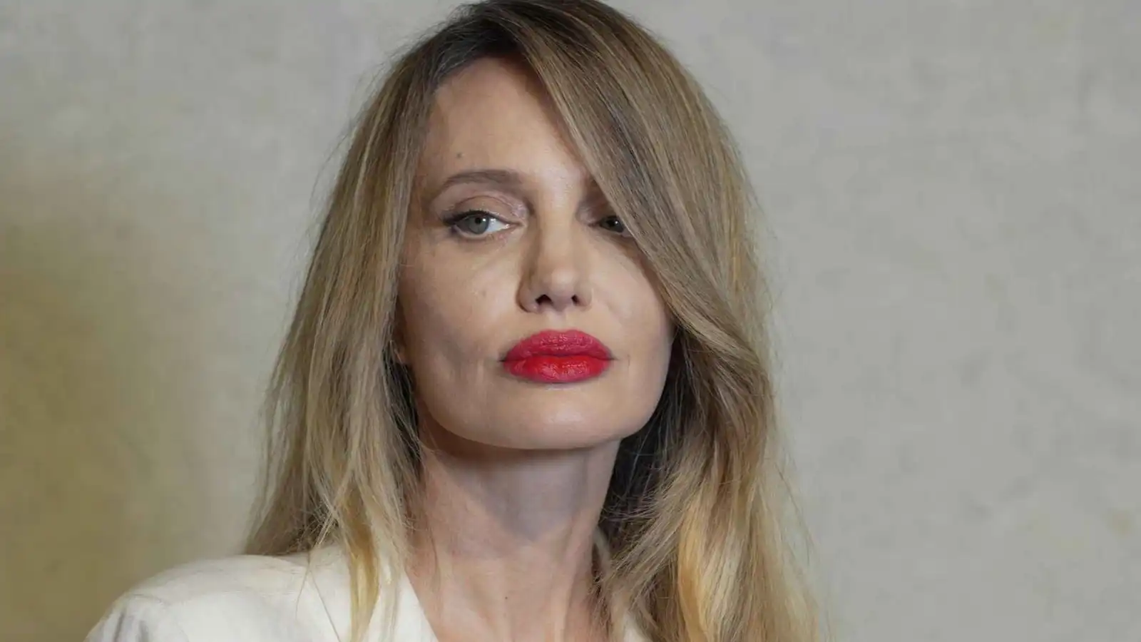 أنجلينا جولي بملامح "غريبة".. هل خضعت لتجميل سري؟ (فيديو)