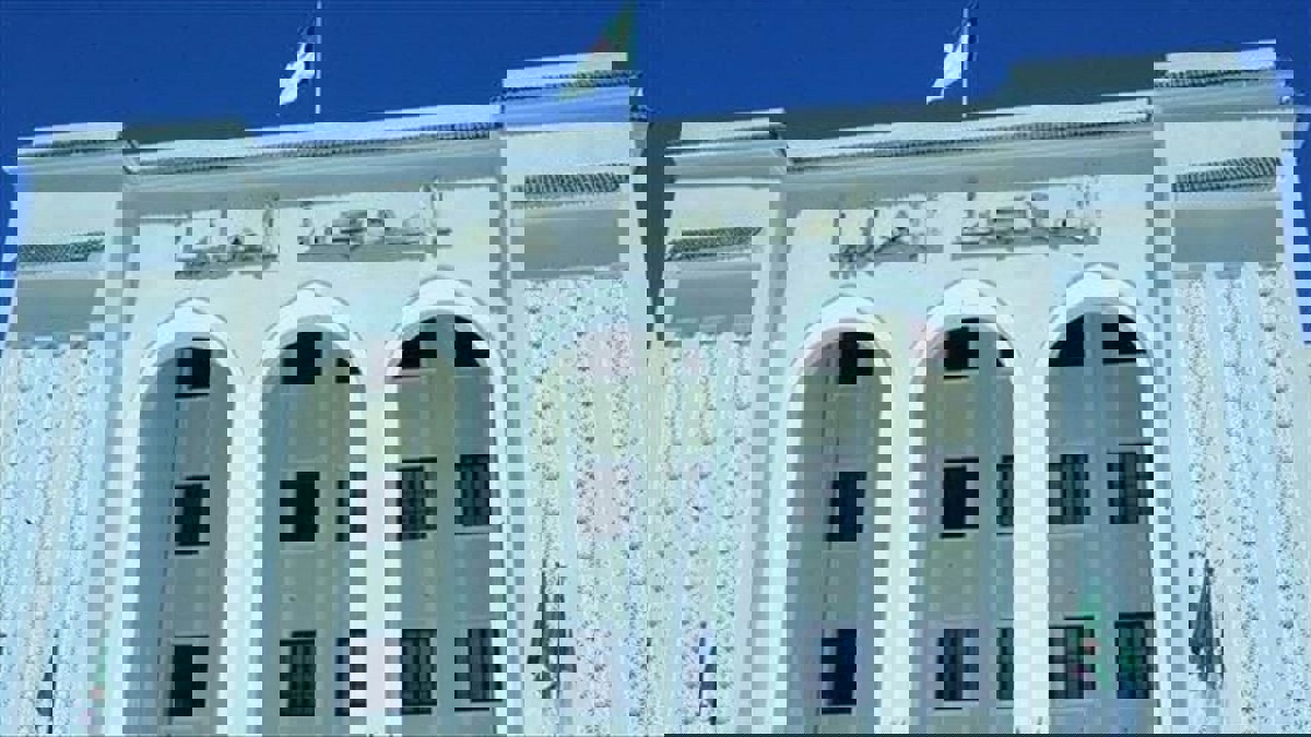 الجزائر.. صفقات مشبوهة تنذر بتقديم 4 وزراء سابقين إلى القضاء