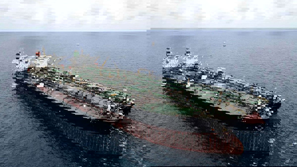 إيران تحتجز سفينة تحمل 250 ألف لتر وقود مهرب في مياه الخليج