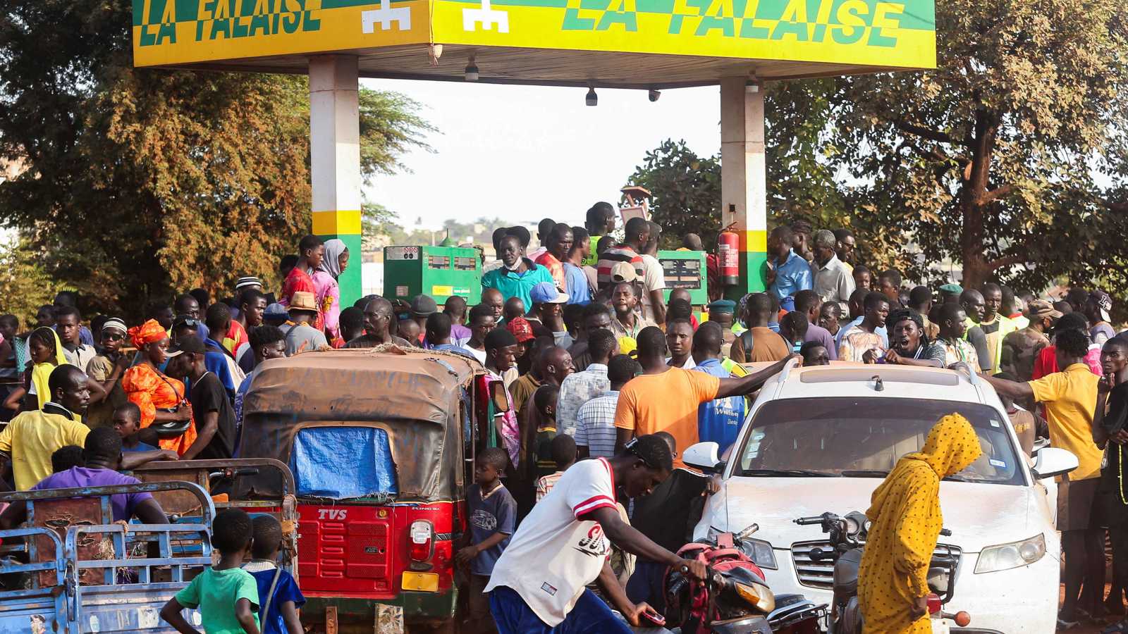 مالي.. "نصرة الإسلام والمسلمين" تحرق صهاريج وقود بالقرب من باماكو