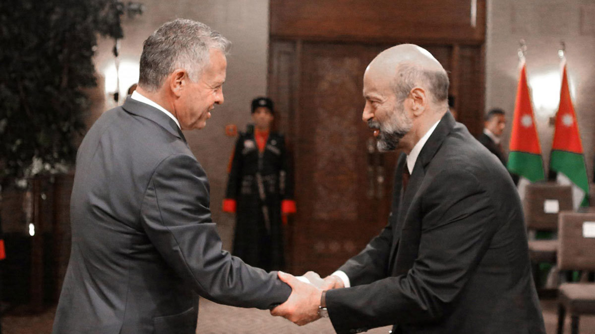 العاهل الأردني يقبل استقالة حكومة الرزاز ويكلفها بمواصلة تصريف الأعمال