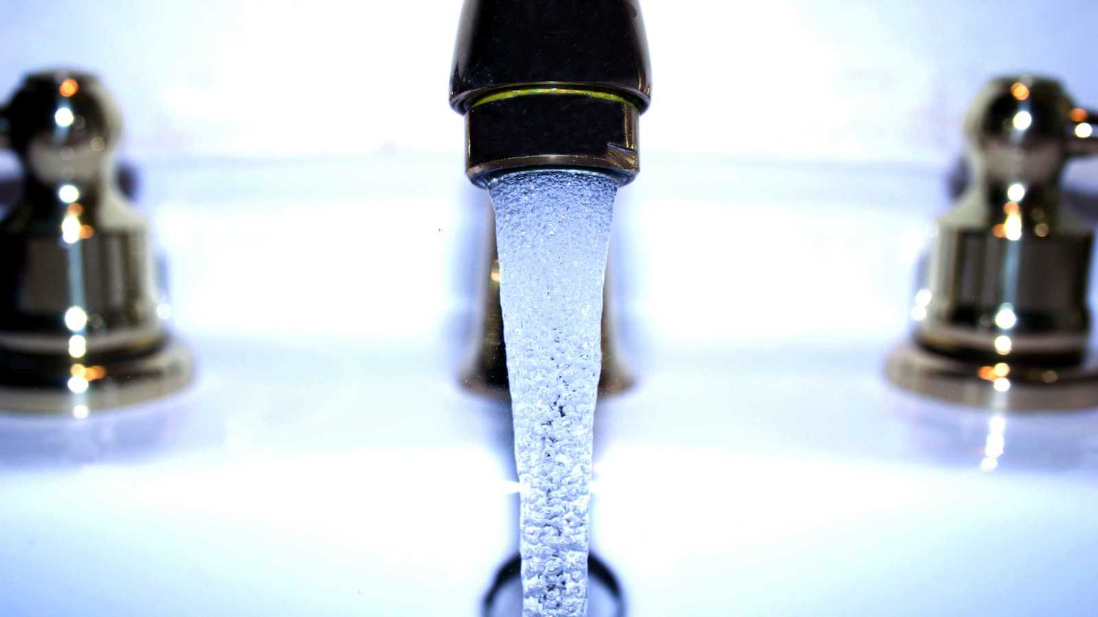 مياه بلون الحليب المكثف تفاجئ سكان مدينة عراقية في منازلهم (فيديو)