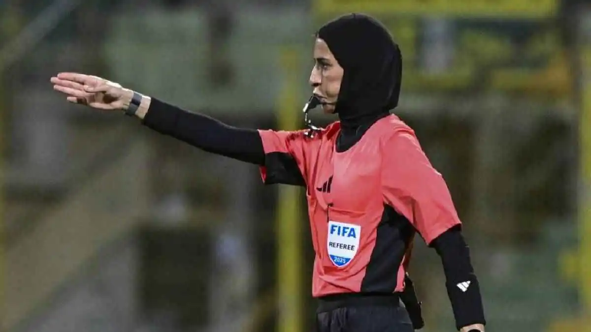 أدارت مباراة مصر وكاب فيردي.. من هي الحكمة الإماراتية روضة المنصوري؟