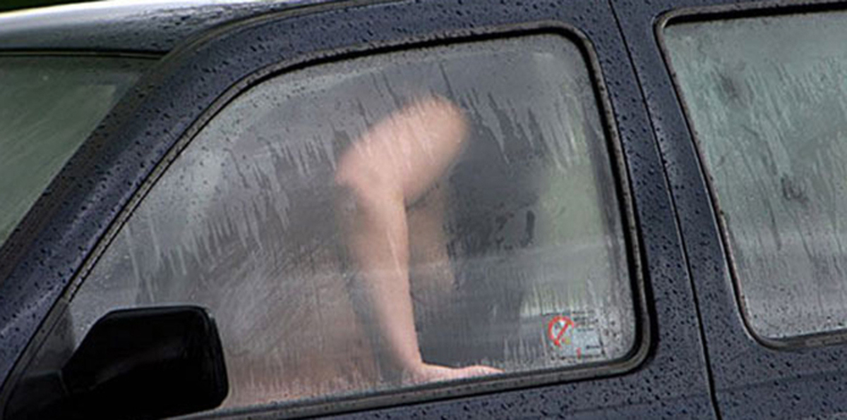 الشرطة تقدّم نصيحة ثمينة لممارسي الجنس في السيارة