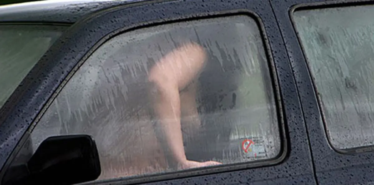 الشرطة تقدّم نصيحة ثمينة لممارسي الجنس في السيارة