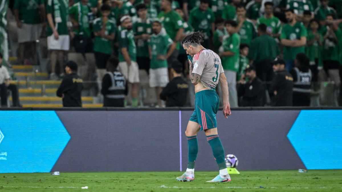 فعلها ساديو ماني ولم يطرد.. انفعال قوي من ديميرال بعد طرد إيبانيز أمام الفيحاء