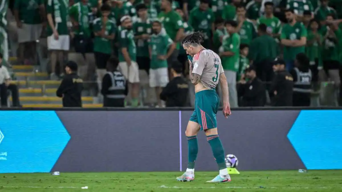 فعلها ساديو ماني ولم يطرد.. انفعال قوي من ديميرال بعد طرد إيبانيز أمام الفيحاء