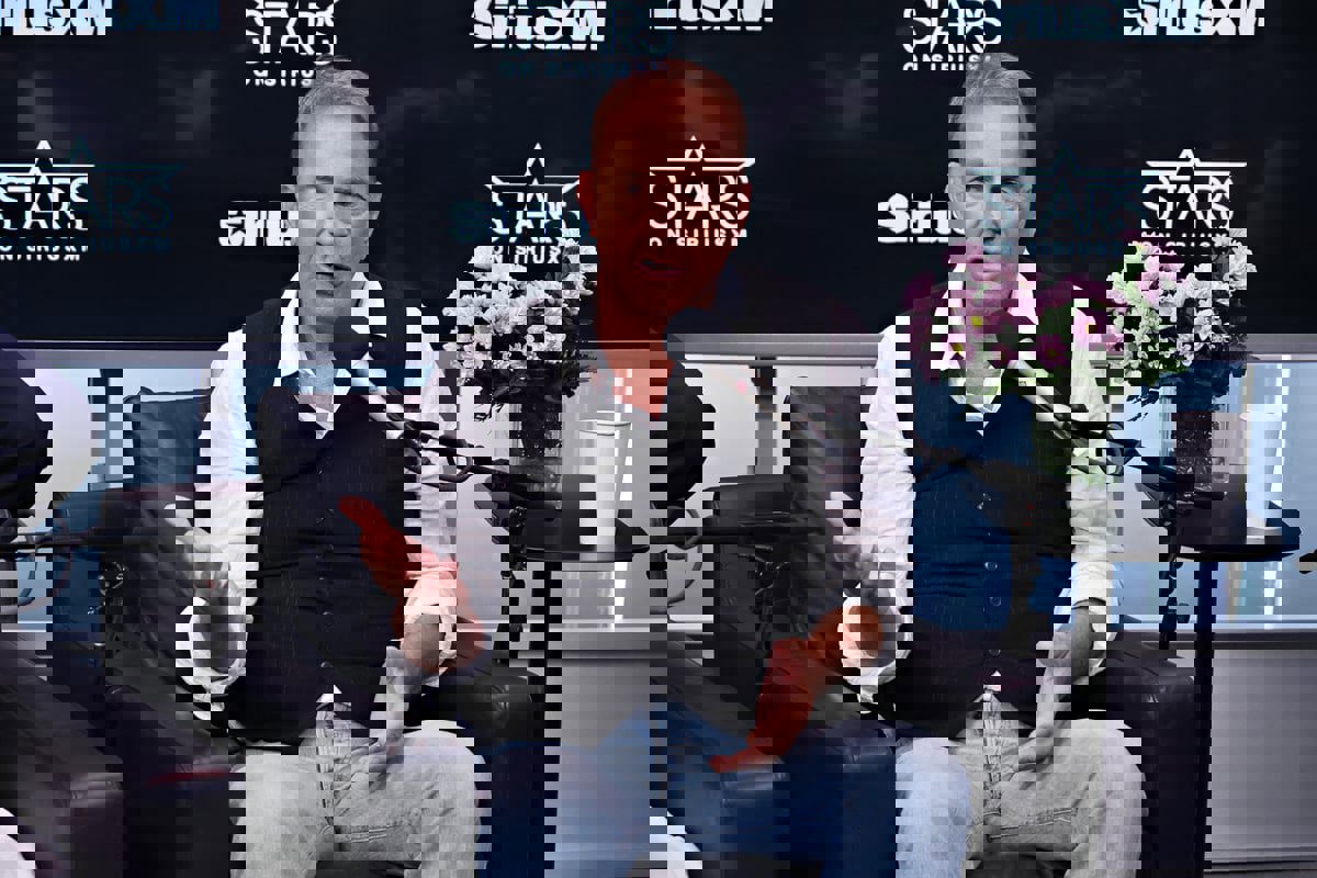 كيفن كوستنر يخرج عن صمته حول علاقته بالمغنية جويل