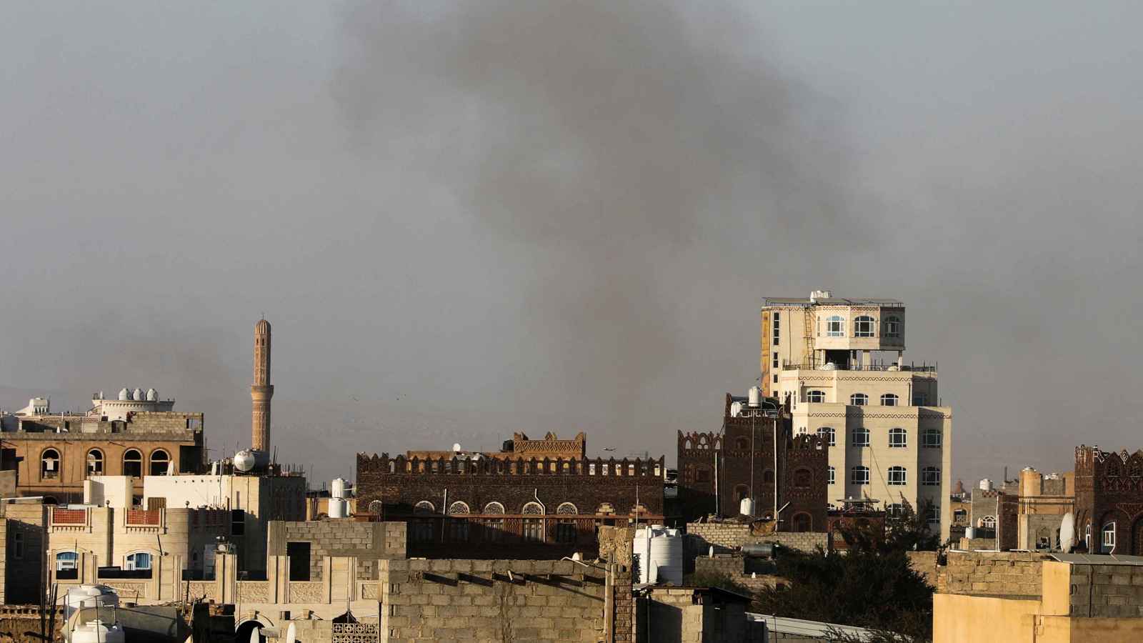 غارات عنيفة تستهدف مقر وزارة الدفاع في صنعاء