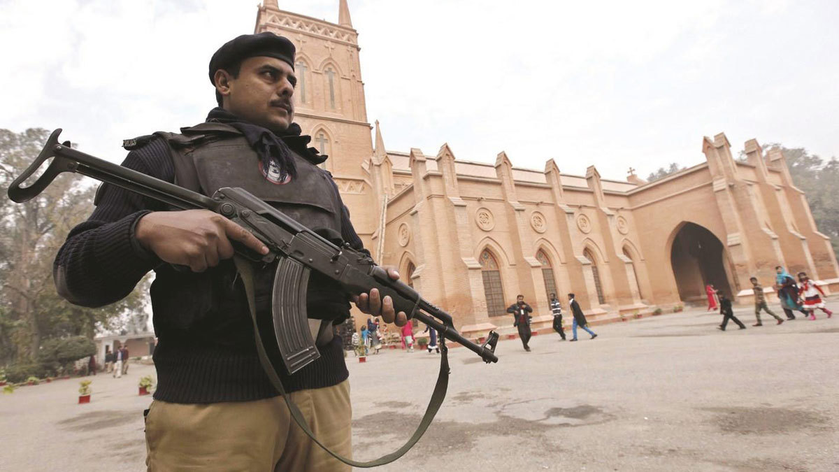 مقتل شخص من الجماعة القاديانية متهم بالتجديف داخل محكمة في باكستان