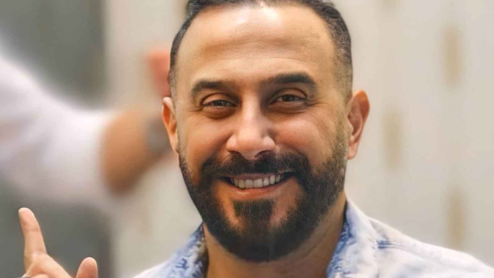 يستعد للعودة إلى بلاده.. قصي خولي يدعو السوريين للتسامح (فيديو)