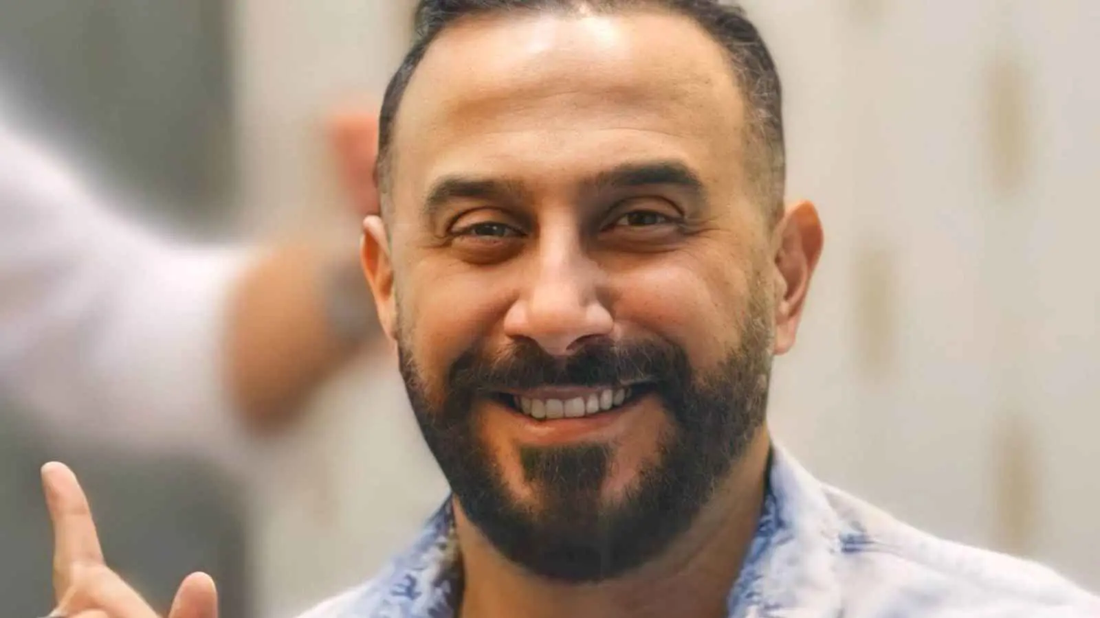 يستعد للعودة إلى بلاده.. قصي خولي يدعو السوريين للتسامح (فيديو)