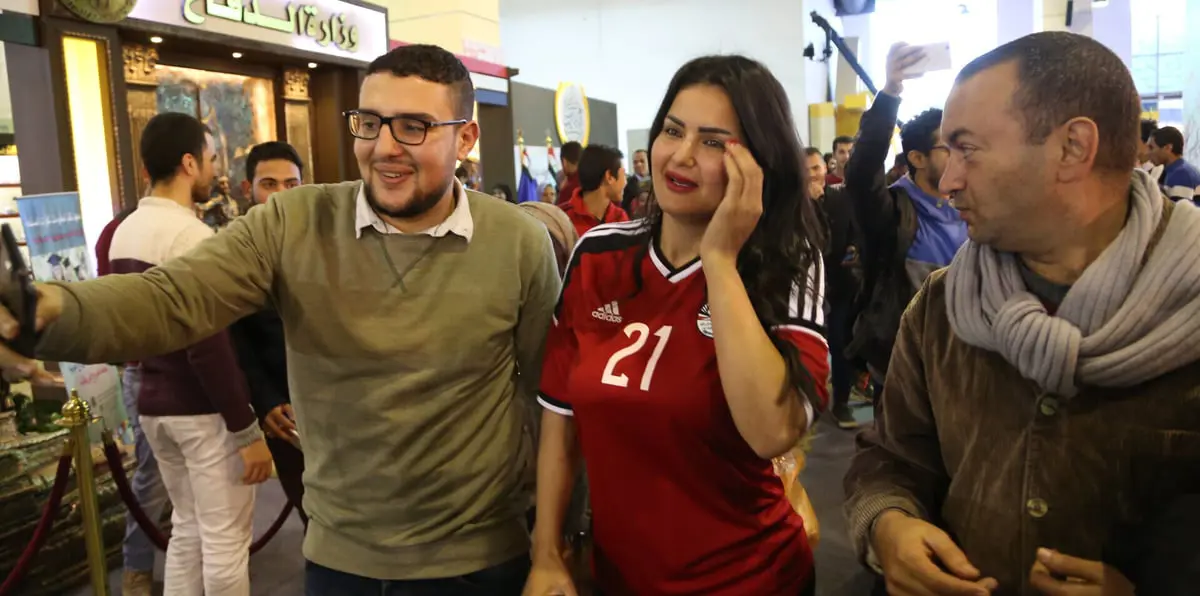 بدراجة نارية.. الراقصة سما المصري تخطف الأضواء في الانتخابات المصرية ( فيديو وصور)