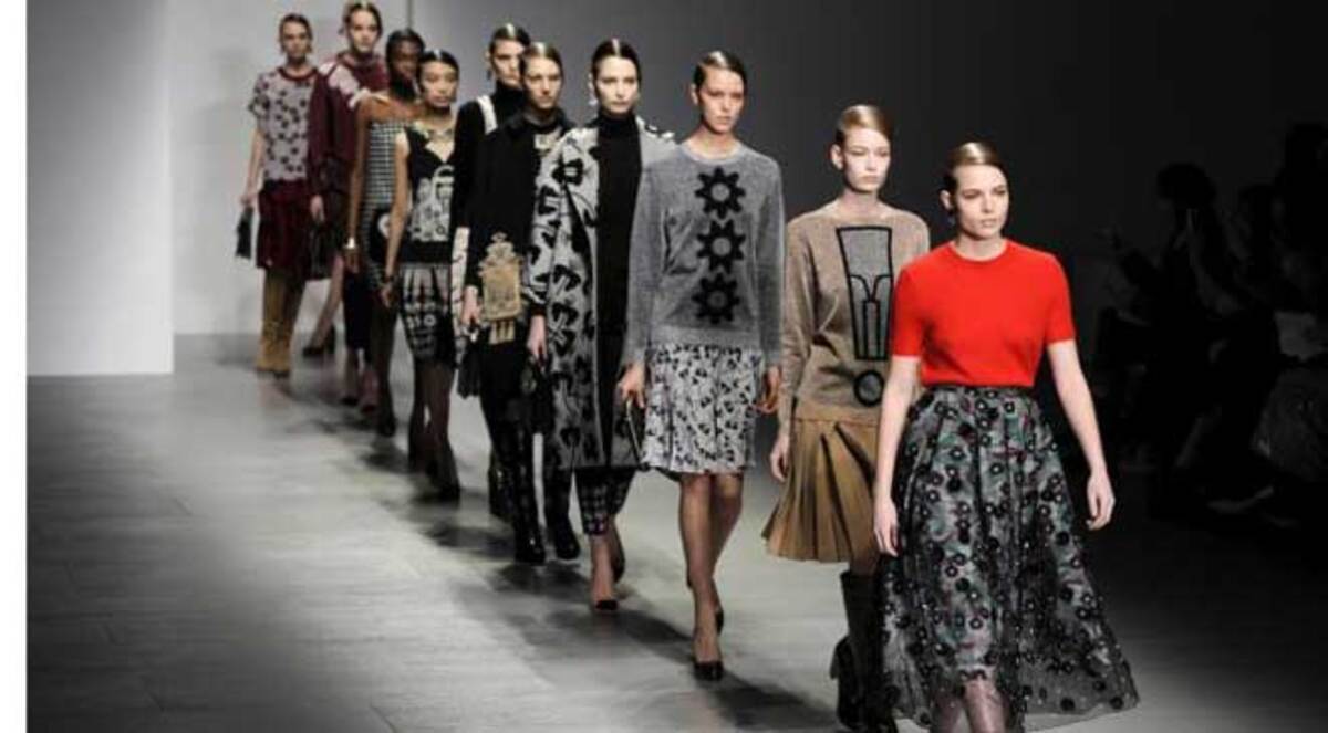 أجمل عروض أزياء "أسبوع الموضة" في لندن لخريف 2015 (صور)