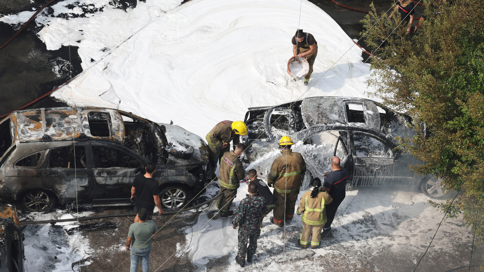 لبنان.. قتلى بغارات على تجمعات للمسعفين قرب صور (فيديو)