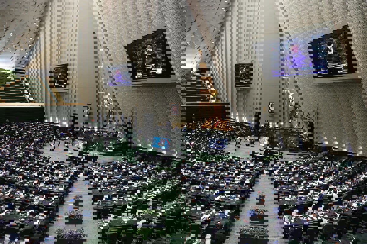 الريال الإيراني يُدخل الحكومة في صراع مع البرلمان