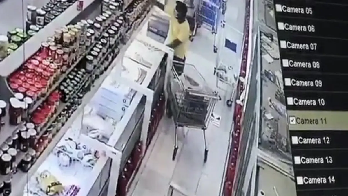 النيابة السعودية تحقق مع وافد تعمد "العطاس" بمتجر في تبوك (فيديو)