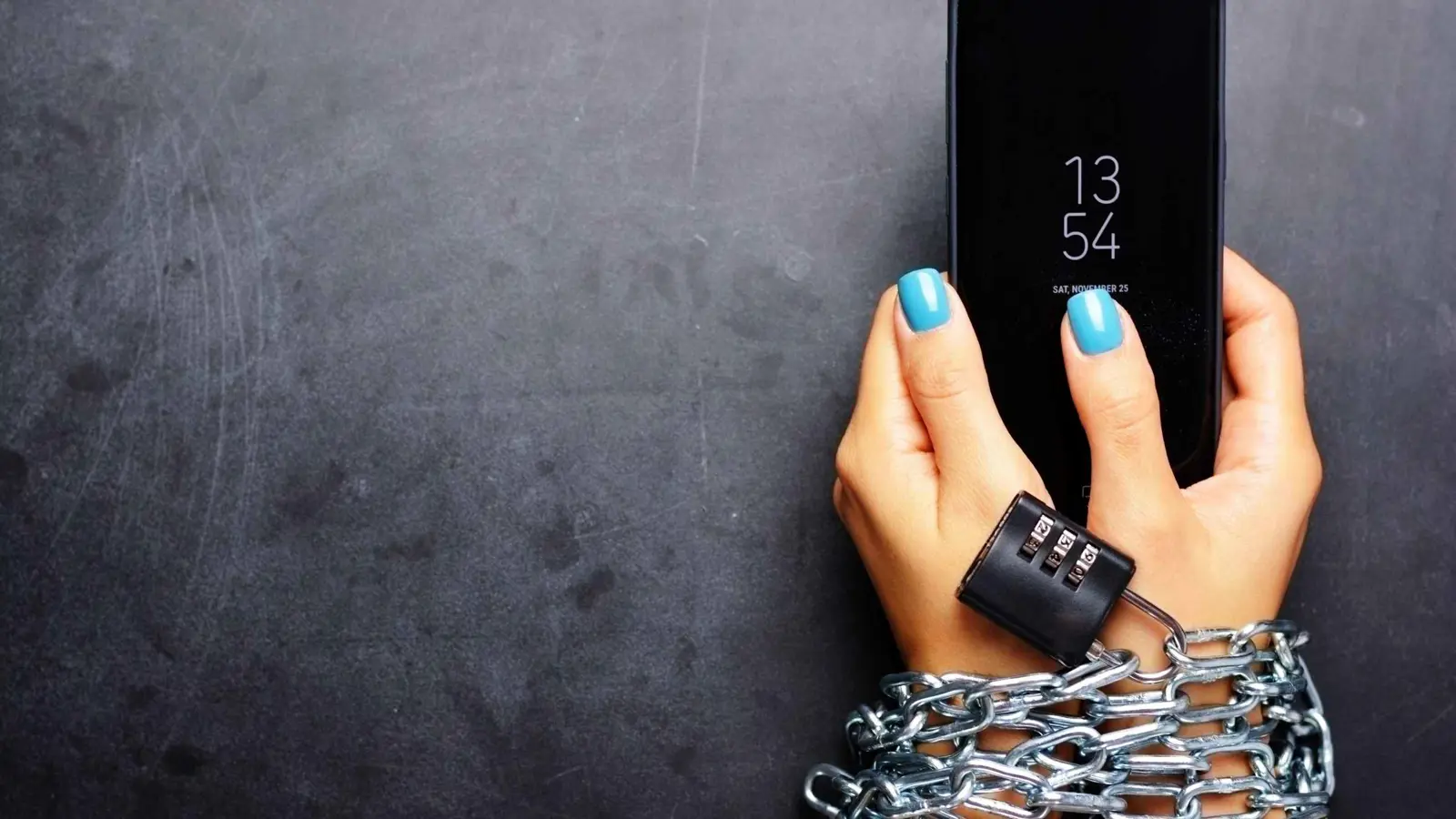 علامات تشير إلى الإصابة بإدمان الهاتف "النوموفوبيا".. تعرف عليها؟