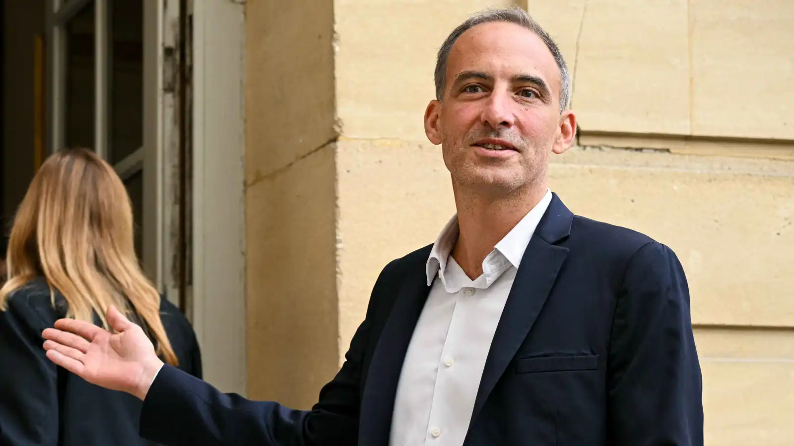 "انتحار سياسي".. اليسار يفتح أبواب الإليزيه لليمين المتطرف في فرنسا