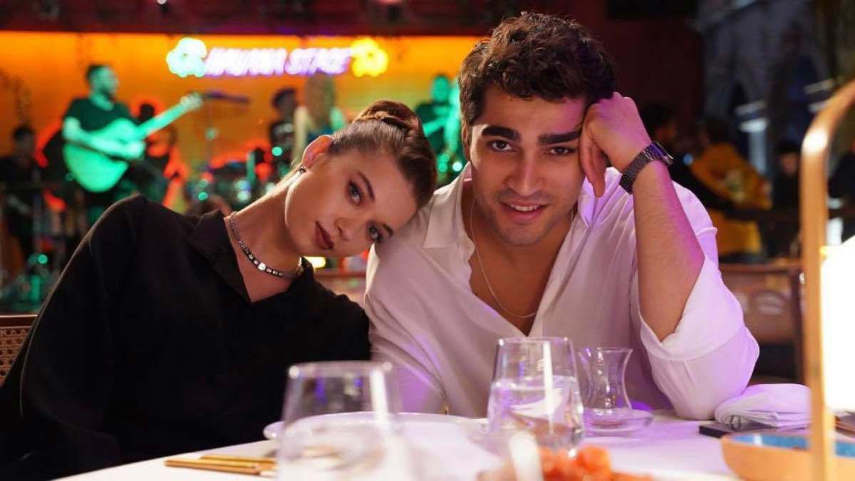 مزاعم الارتباط تلاحق "مجدداً" بطلي المسلسل التركي "طائر الرفراف"