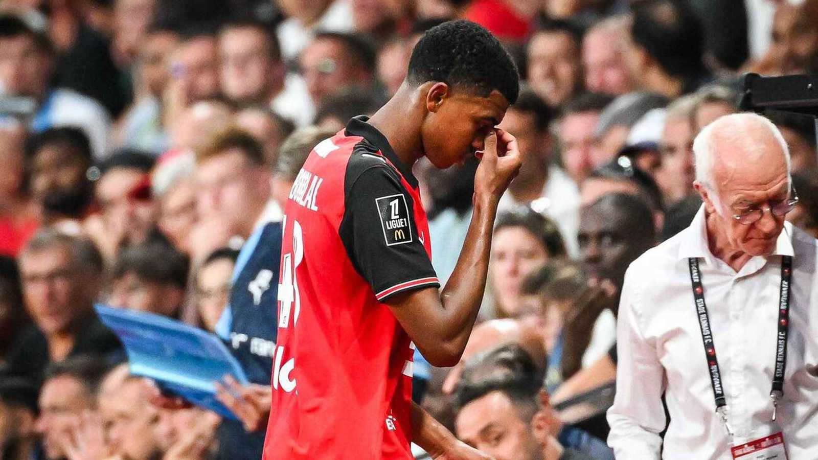 نجم مغربي واعد يتلقى صدمة قوية بأول مباراة في مسيرته بالدوري الفرنسي (صور)