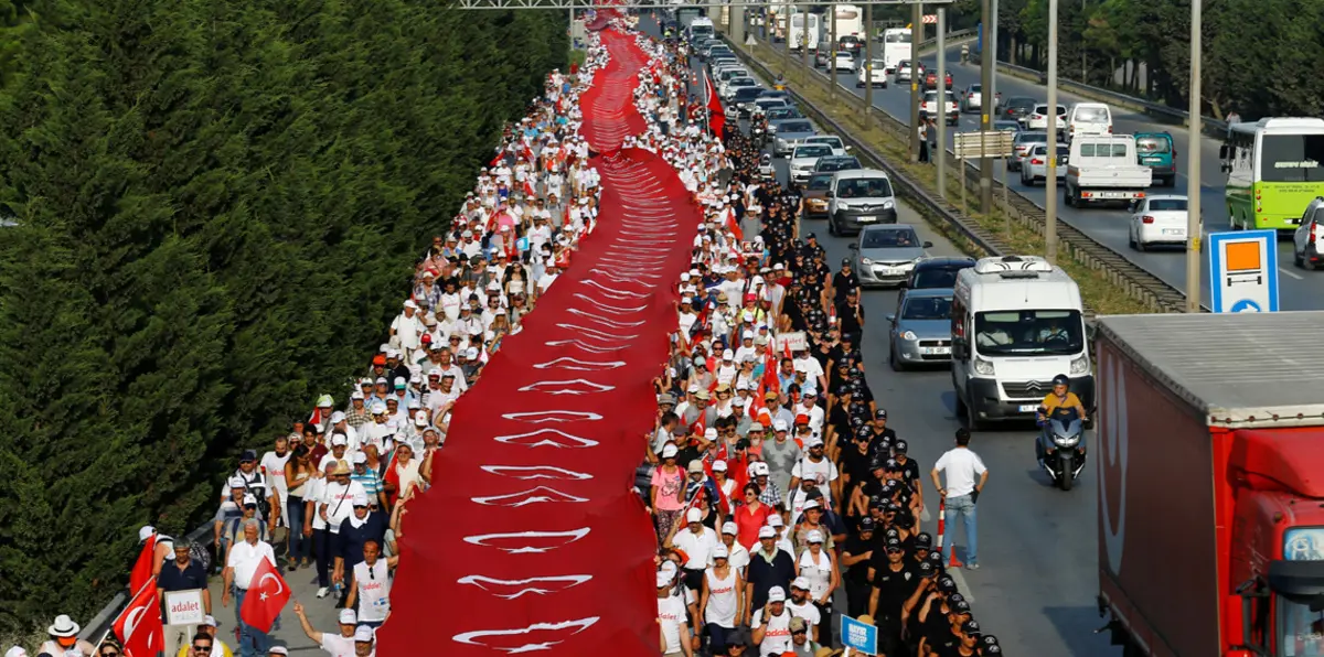 واجهها بـ "روث البقر" و "اتهامات الإرهاب" .. "مسيرة العدالة" أكبر تحد لأردوغان