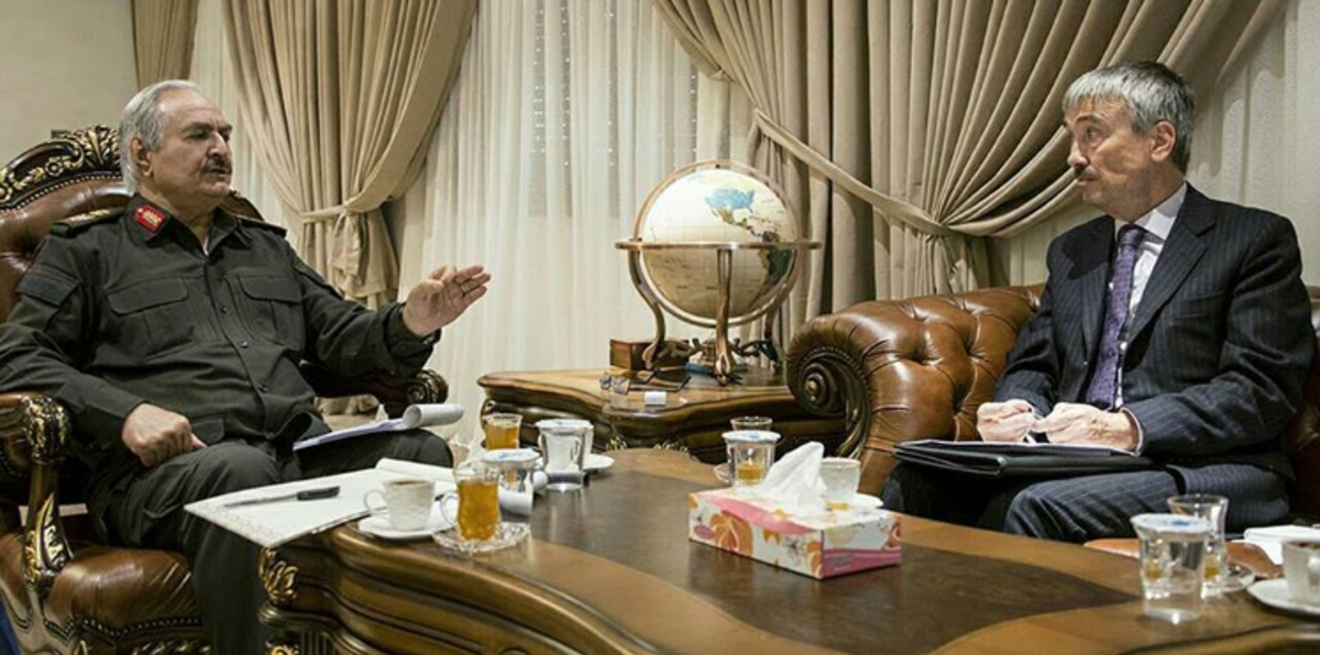 حفتر يلتقي السفير البريطاني بمقر القيادة العامة في ليبيا