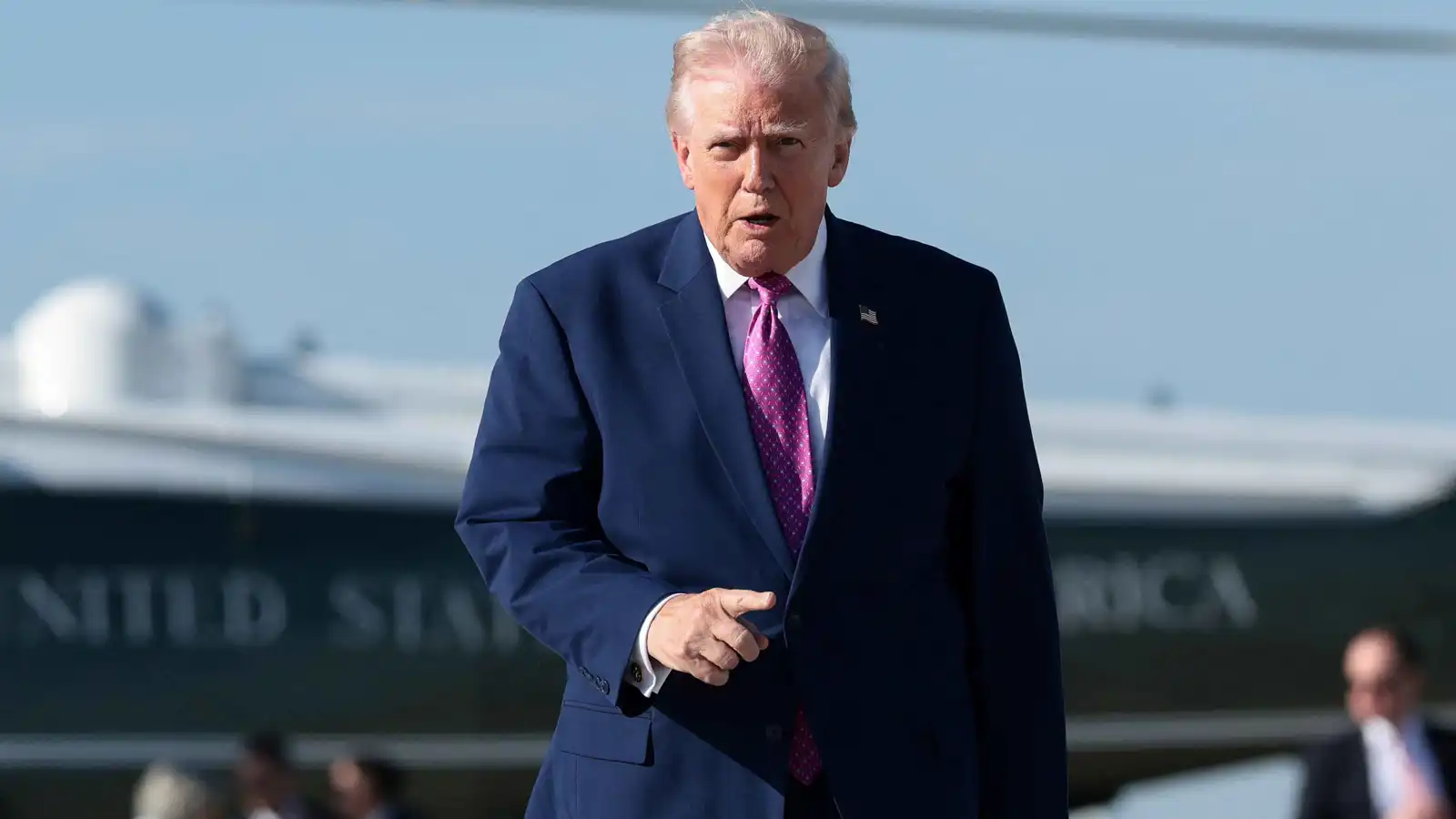 ترامب يكشف "السبب الوحيد" وراء عدم القضاء على النظام الإيراني