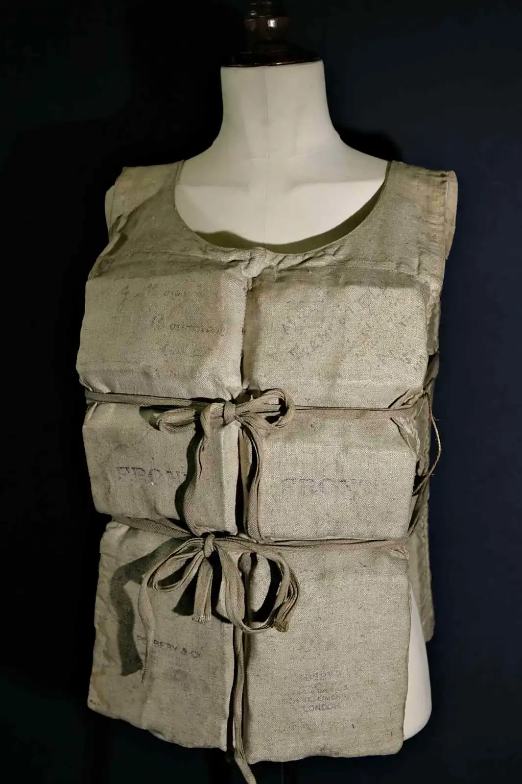 سترة نجاة من تايتانيك تعرض للبيع في مزاد علني