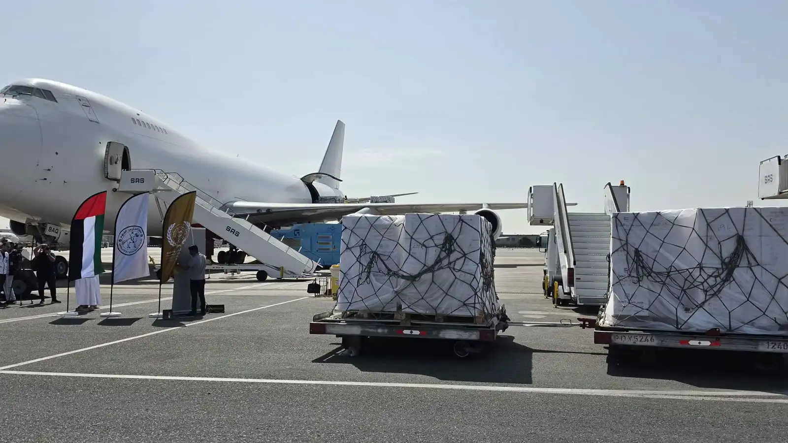 طائرة إغاثة إماراتية محملة بـ100 طن من المواد الغذائية تغادر إلى غزة