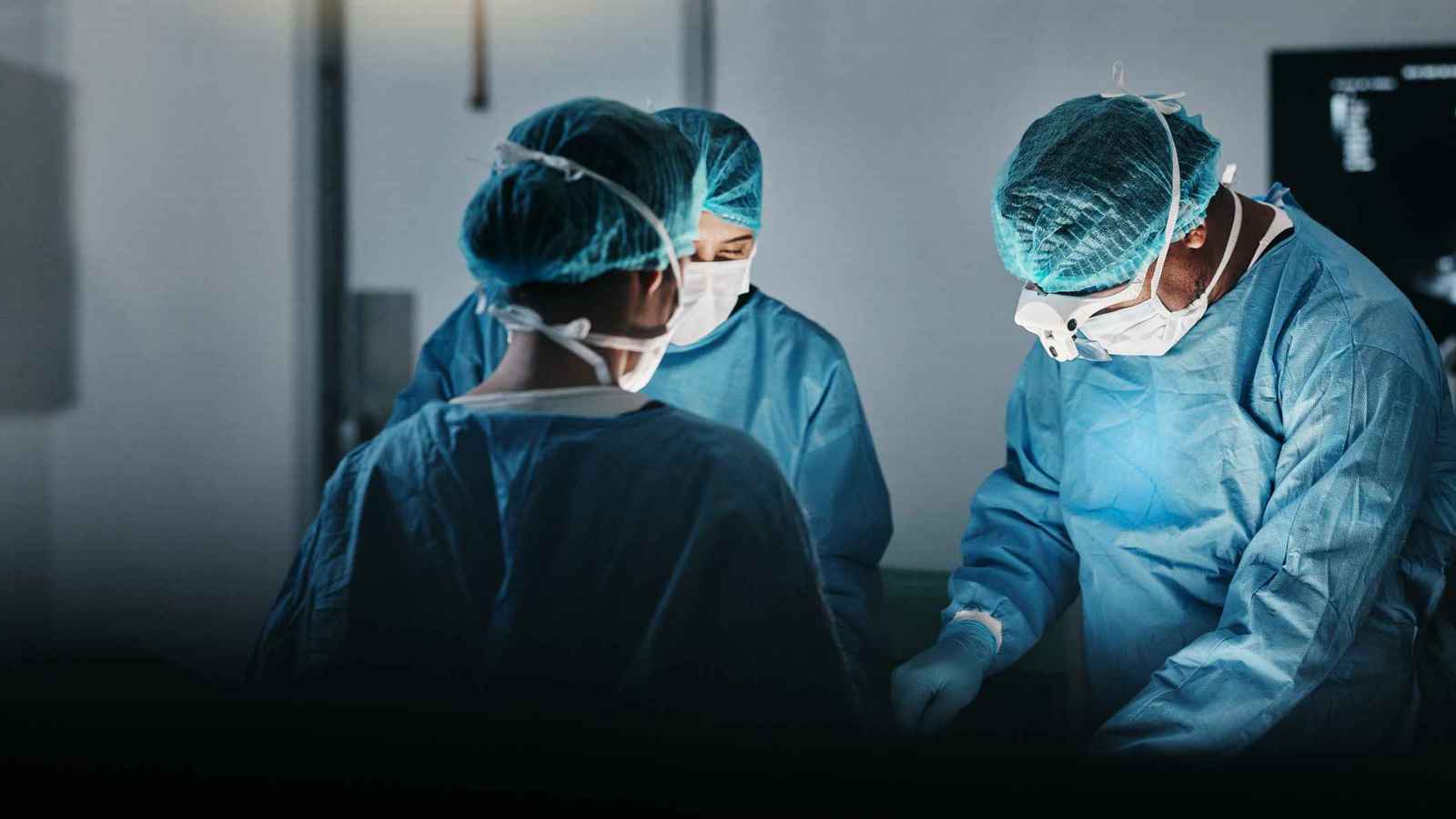 عُمان.. عملية جراحية دقيقة في الدماغ على مريض يقظ بالكامل