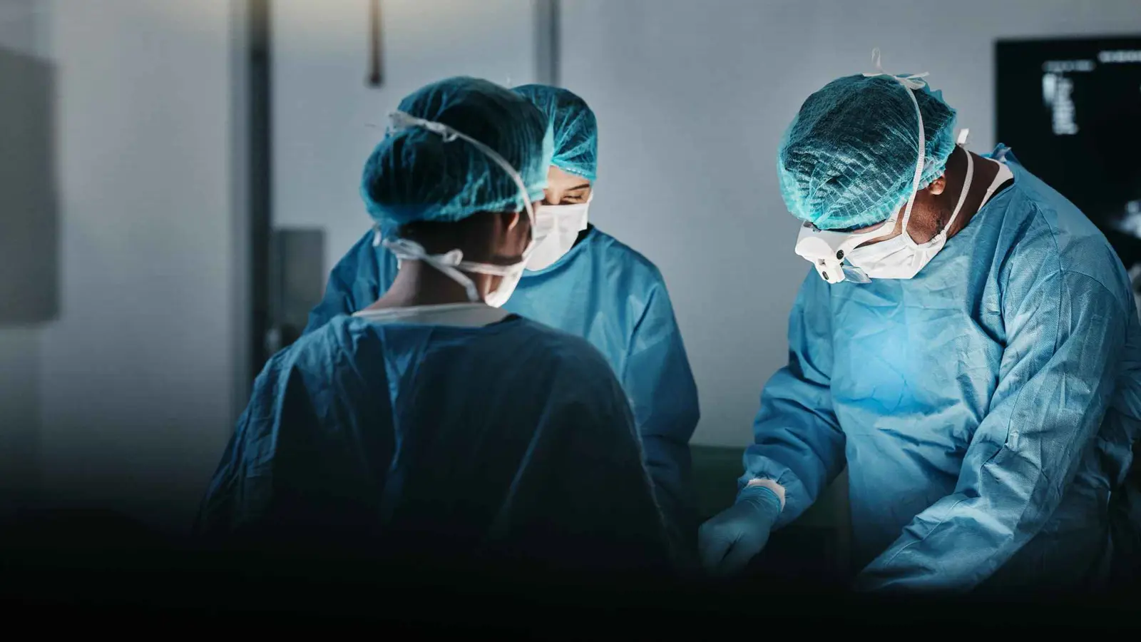 عُمان.. عملية جراحية دقيقة في الدماغ على مريض يقظ بالكامل