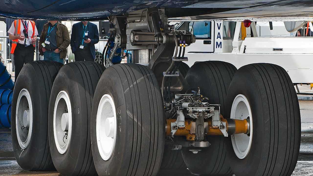 طفل ينجو بمعجزة بعد اختبائه بعجلات الطائرة (فيديو)