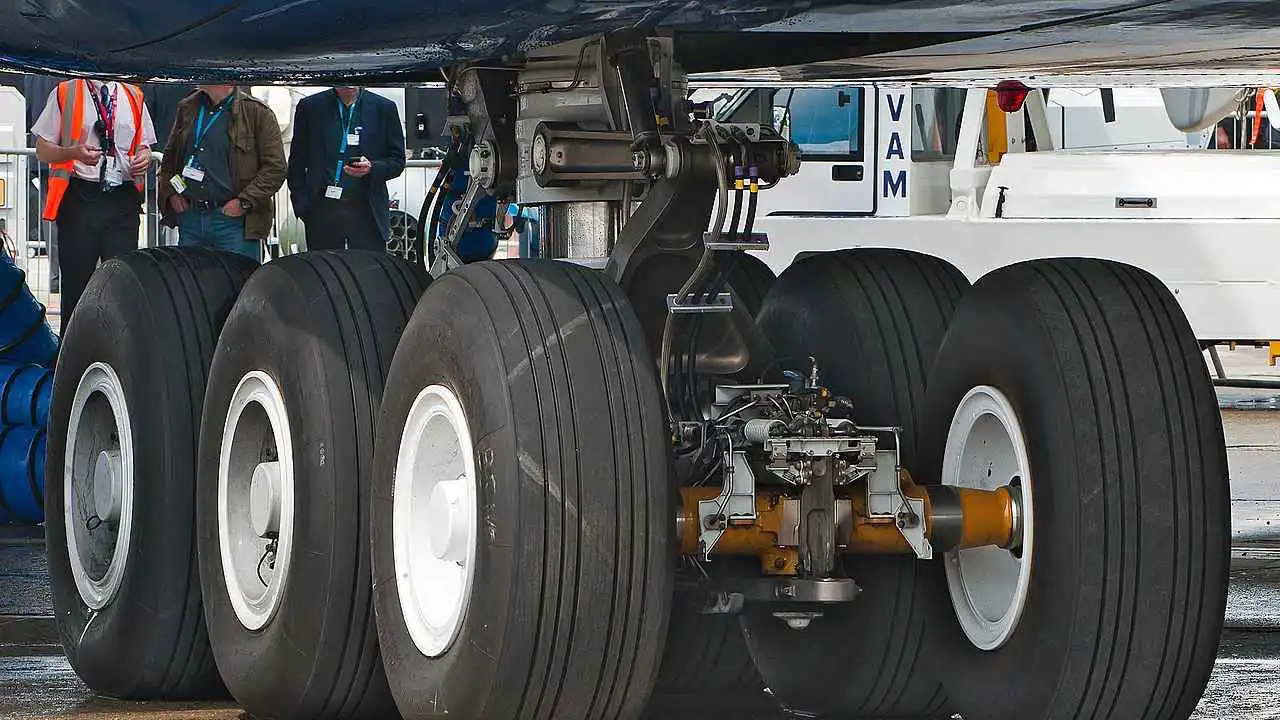 طفل ينجو بمعجزة بعد اختبائه بعجلات الطائرة (فيديو)