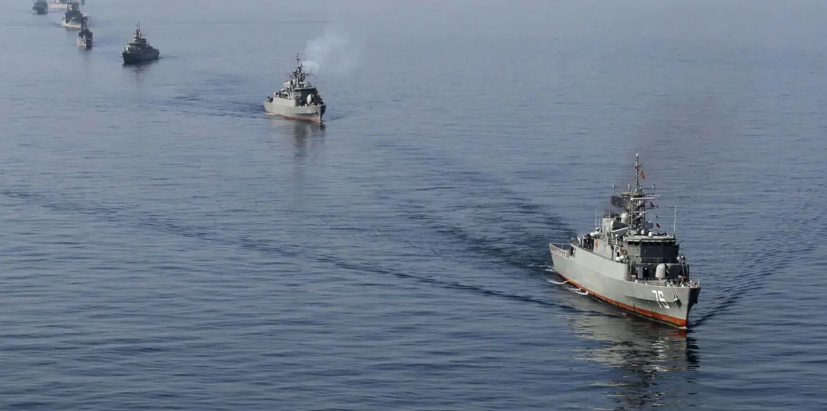 إيران تستعرض عسكريًا في مضيق هرمز