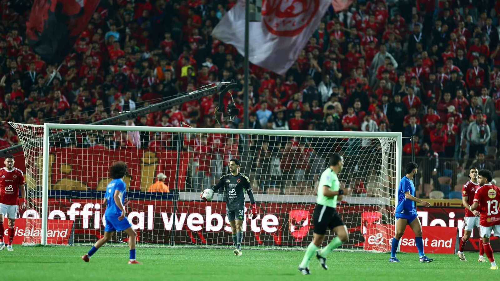 مدرب سموحة صرخ.. هل يدفع الزمالك وبيراميدز ثمن حملة الأهلي على التحكيم؟ 